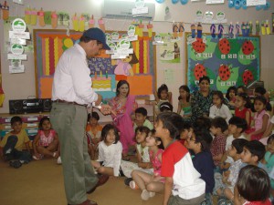 Noor_School_kids_USI_Awareness-2009 - Nutrition International Dr. Noor Khan working with school children to raise awareness on USI