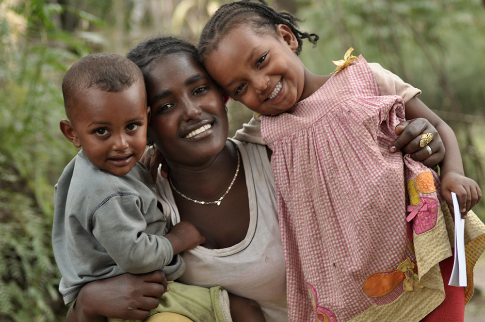 mom-children-ethiopia-can-mnch - Nutrition International Ethiopian Mom with her two children