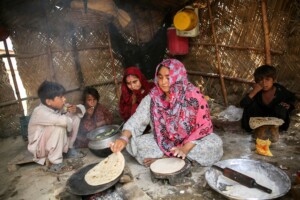 Pakistan_flour_fortification_woman_children_2017 - Nutrition International Mother prepares naan for children in Pakistan