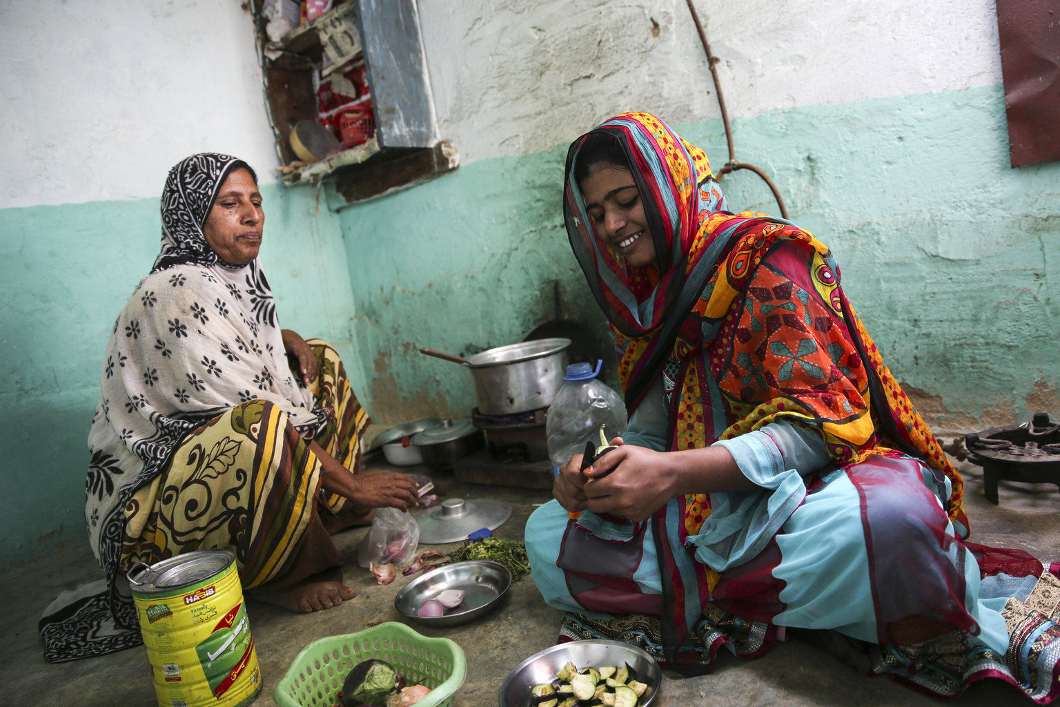 Women-cooking-Pakistan - Nutrition International Femmes pakistanaises preparant un repas ensemble.
