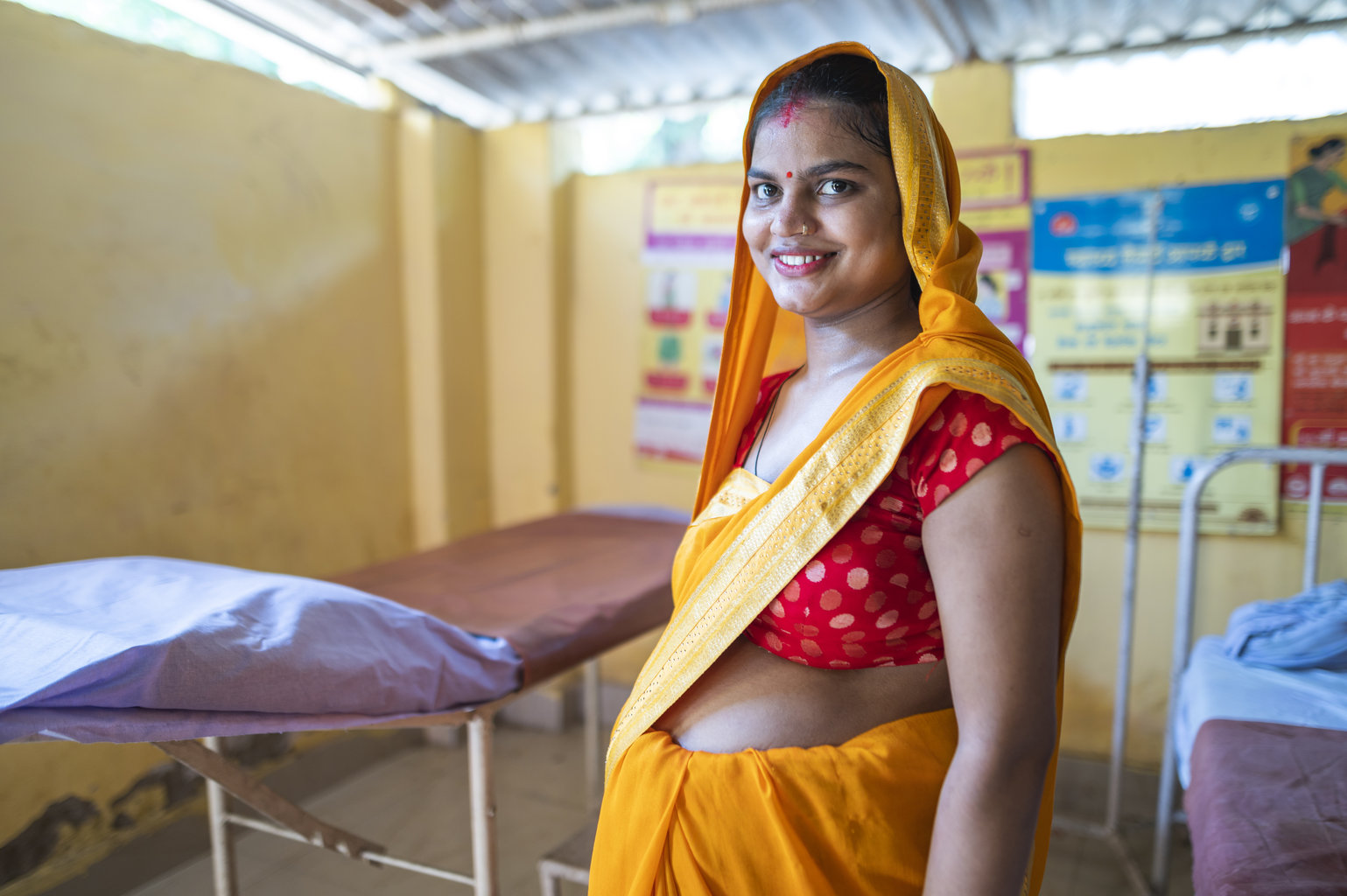 Ni Varanasi 2022 - Nutrition International une femme enceinte souriante se tient debout dans une salle d'hôpital